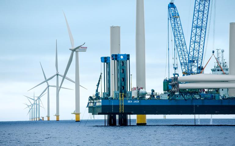 Eolic offshore wind turbine assembly