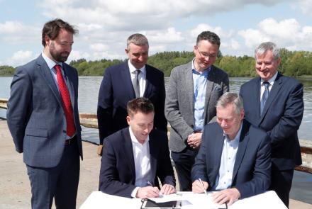 Individuals sign a memorandum at Shannon Foynes 